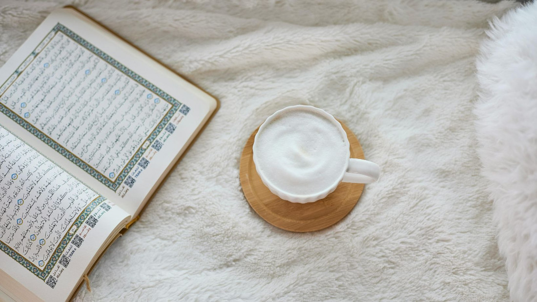 Dalil & Hadits Tentang Orang Munafik: Ciri, Dalil Arab, & Artinya